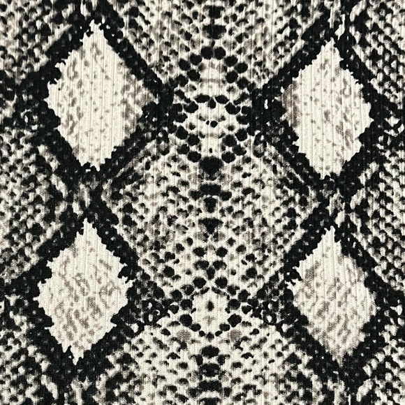 Sleeveless High-Neck Crop Top - Picture 2 of 4